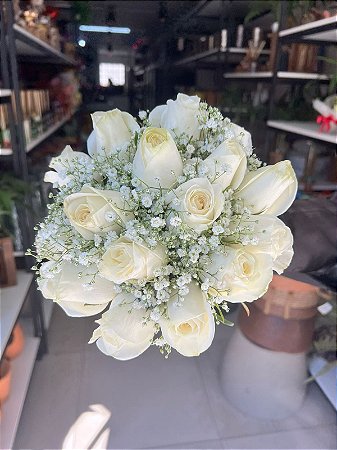 Buque Noiva 15 Rosas Brancas e Gypso