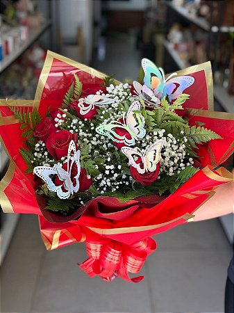 Buquê 12 Rosas Vermelhas e Borboletas