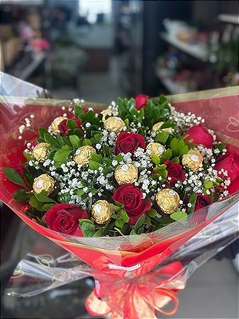 Buquê 12 Rosas e Ferrero Rocher Luxo