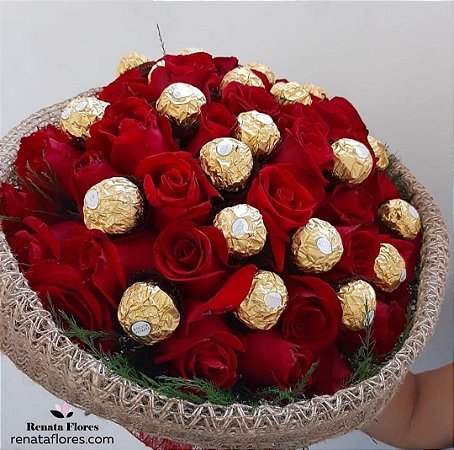 Buquê 50 Rosas + 24 Ferrero Rocher