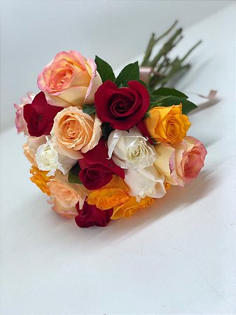 Ramalhete de 18 Rosas Coloridas P