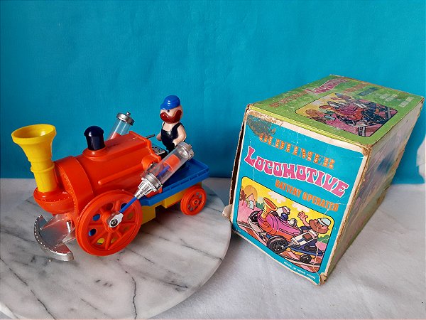 Brinquedo antigo de plástico, locomotive a pilha com som e ruído, old timer  locomotive - Taffy Shop - Brechó de brinquedos