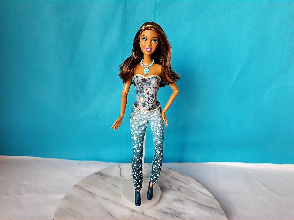 Barbie fashionista articulada Nikki Morena de calças compridas azul - Taffy  Shop - Brechó de brinquedos