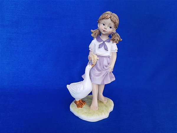Estatueta menina  saia lilás e ganso 20 cm altura