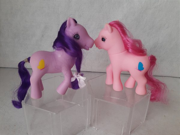 Pôneis, tipo My Little Pony, sem marca, um rosa sem simbolo, outro lilás com borboleta de 10.cm.