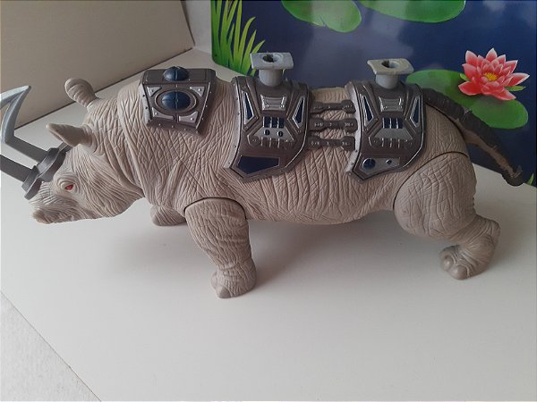Rinoceronte Cyber Rhyno do Max Steel sem encaixe nas costas