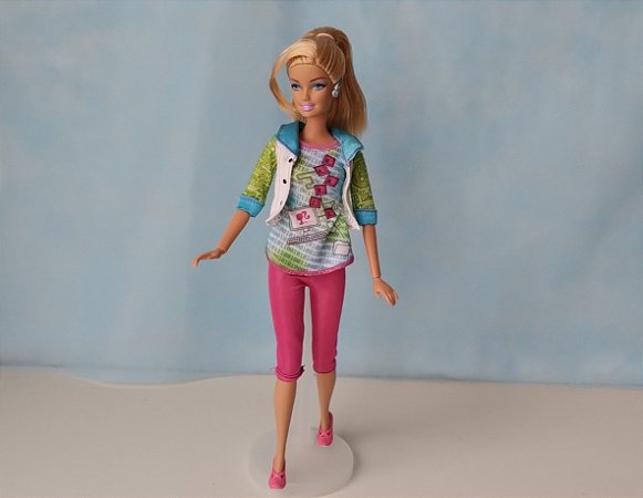 Barbie engenheira de computação incompleta, usada