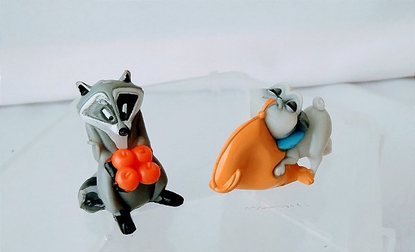 Miniatura Disney coleção  Nestlé guaxinim Meko e Pug Percy do Pocahontas, 3 cm