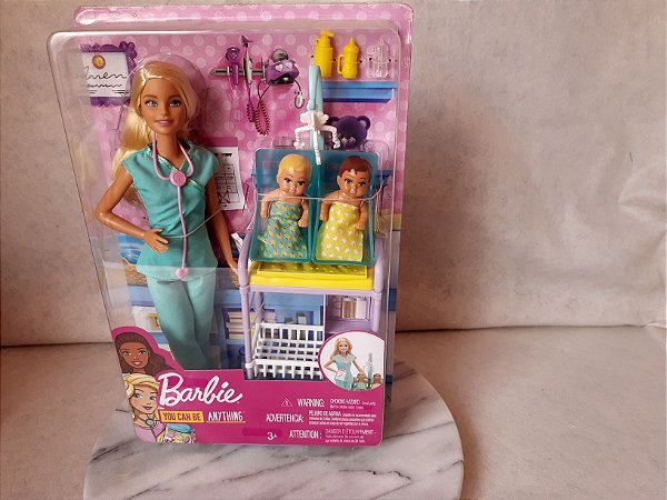 Boneca Barbie pediatra com 2 bebes, Mattel, na caixa lacrada - Taffy Shop -  Brechó de brinquedos