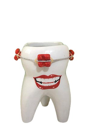 Porta escovas em forma de dente com aparelho dentário Modelo Sorriso