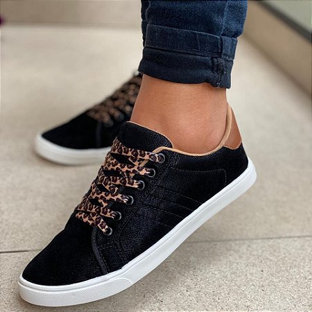 cadarço de tenis preto