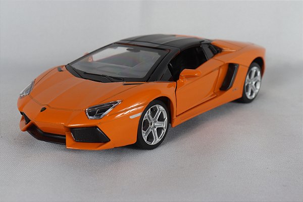 LAMBORGHINI AVENTADOR ROADSTER COM LUZ E SOM 1/24