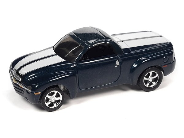 1/64 JOHNNY LIGHTNING 2005 CHEVY SSR BLUE