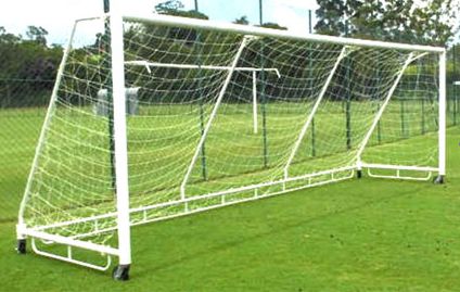 Foto Um gol de futebol em um campo – Imagem de Futebol grátis no