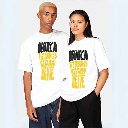 T-SHIRT  BRANCA NUNCA FIZ AMIGOS BEBENDO LEITE