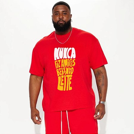 T-SHIRT  VERMELHA NUNCA FIZ AMIGOS BEBENDO LEITE