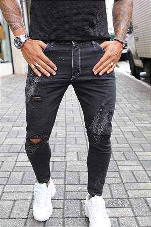 calça preta com rasgos