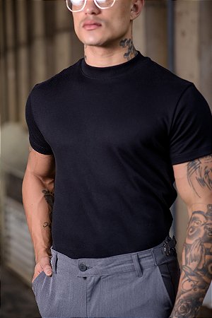 CAMISETA GOLA MÉDIA PRETA