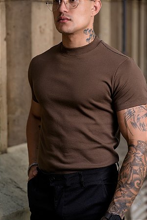 CAMISETA GOLA MÉDIA BROWN