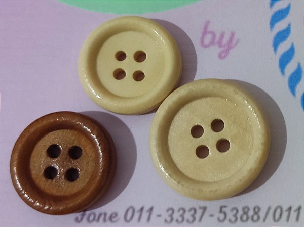 Botão de madeira, redondo, 4 furos, com borda, 18 mm, pct com 100 pç.