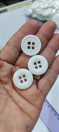 BOTAO BRANCO, TENDO FUROS QUADRADO, TEXTURA SUAVE E BRILHO SUTIL, PCT COM 100 PÇ.