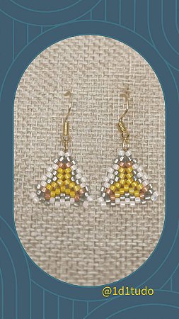 Brinco triangulo mostarda