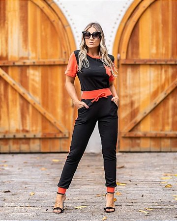 Conjunto de calça e blusa manga curta  em malha crepe com elastano - Preto com Laranja