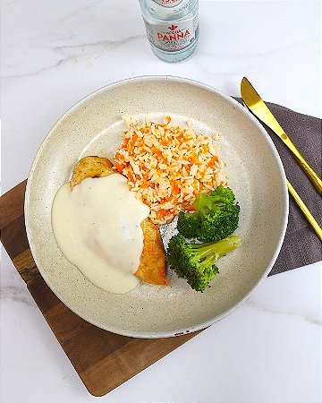FILÉ DE FRANGO AO MOLHO BRANCO, ARROZ COM CENOURA E BRÓCOLIS - 300g