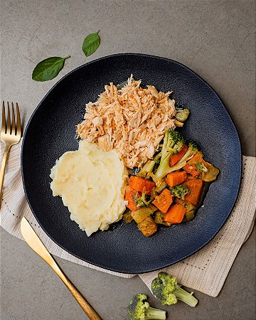 FRANGO DESFIADO, PURÊ DE BATATA INGLESA E LEGUMES - 300g