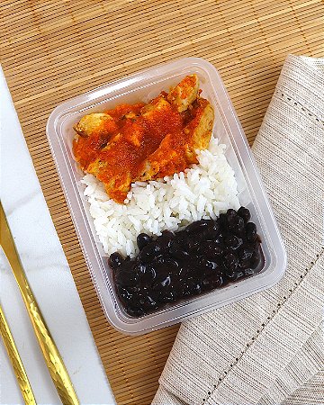 CUBOS DE FRANGO AO MOLHO SUGO, ARROZ BRANCO E FEIJÃO - 250g