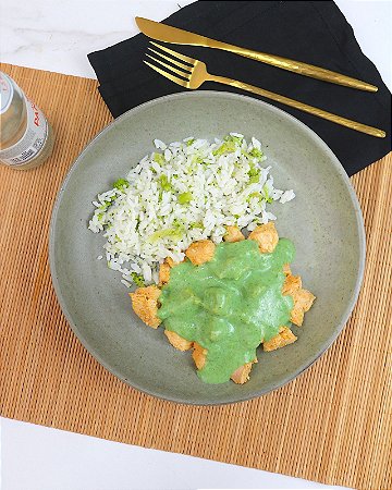 CUBOS DE FRANGO AO MOLHO DE ESPINAFRE E ARROZ COM BRÓCOLIS - 300g