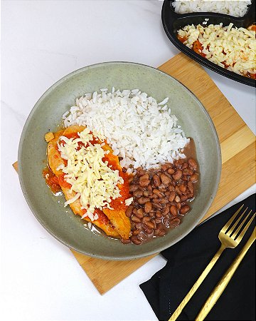 FILÉ DE FRANGO À PIZZAIOLO, ARROZ BRANCO E FEIJÃO CARIOCA - 400g