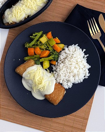 PANQUECA DE FRANGO AO MOLHO BRANCO, ARROZ BRANCO E LEGUMES - 350g