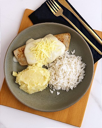 PANQUECA DE CARNE DE PANELA AO MOLHO BRANCO, ARROZ BRANCO E PURÊ DE BATATA - 350g
