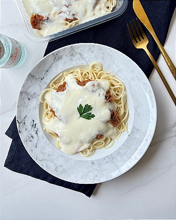 ESPAGUETE COM CARNE DE PANELA AO MOLHO BRANCO - 400g