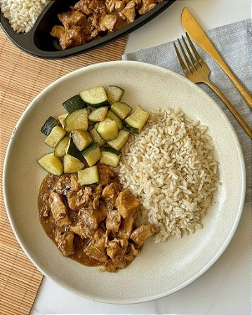 FILÉ MIGNON SUÍNO AO MOLHO DE LARANJA, ARROZ INTEGRAL E ABOBRINHA - 300g