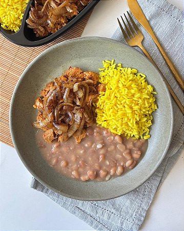 FILÉ MIGNON SUÍNO ACEBOLADO, ARROZ COM AÇAFRÃO E FEIJÃO CARIOCA - 400g