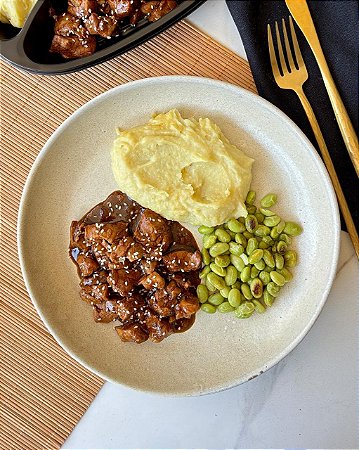 FILÉ MIGNON SUÍNO AO MOLHO TERIYAKI, PURÊ DE BATATA DOCE E EDAMAME - 300g