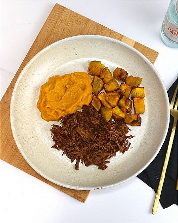 CARNE DE PANELA, PURÊ DE MORANGA E BATATA DOCE RÚSTICA - 300g