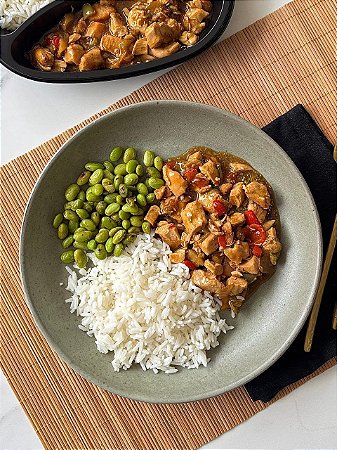 FRANGO XADREZ, ARROZ BRANCO E EDAMAME - 300g