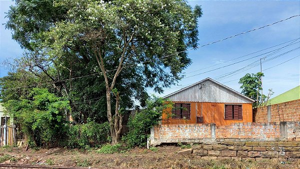 AMPLO  TERRENO COM 466,33 M² COM CASA MISTA