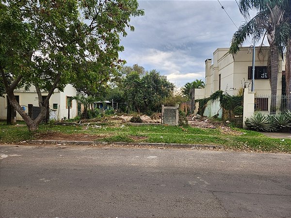 AMPLO TERRENO BEM LOCALIZADO MEDINDO 13,20 X 66