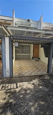 CASA DOIS DORMITÓRIOS  BEM LOCALIZADA