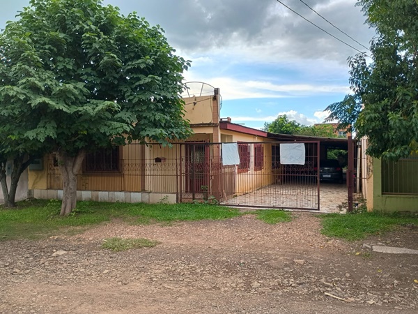 CASA COM TERRENO 12 X 45