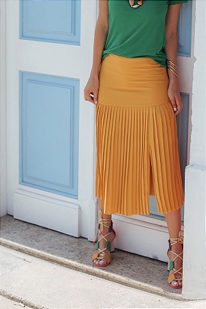 saia amarela plissada
