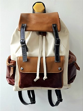 Mochila Americana OFF COM CARAMELO E MADEIRA