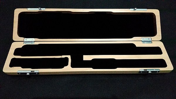 Estojo / Case p/ flauta em madeira maciça entalhada - pé em dó (cor natural)