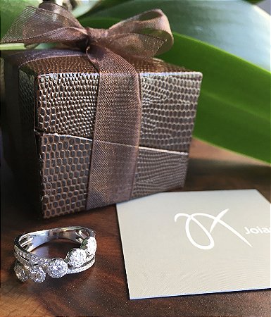 Anel em Ouro branco 18k e Diamantes.