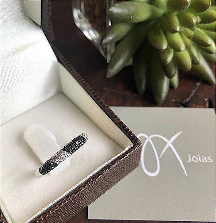 Meia Aliança em Ouro branco 18k e Diamantes brancos e negros.