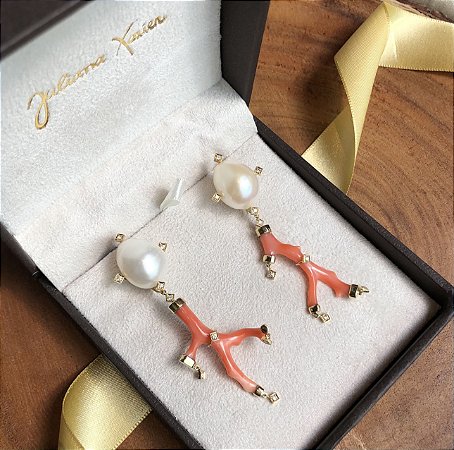 Brinco em Coral, Pérolas Barrocas, Diamantes e Ouro amarelo 18k.